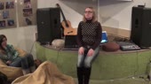 985
