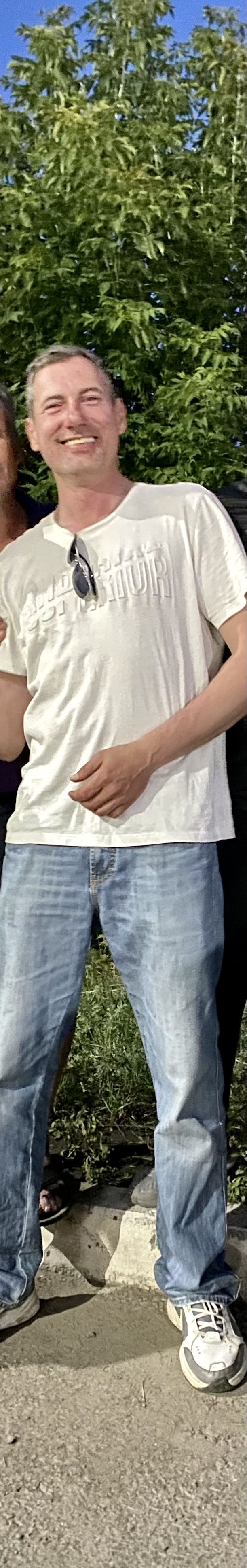 611x3875